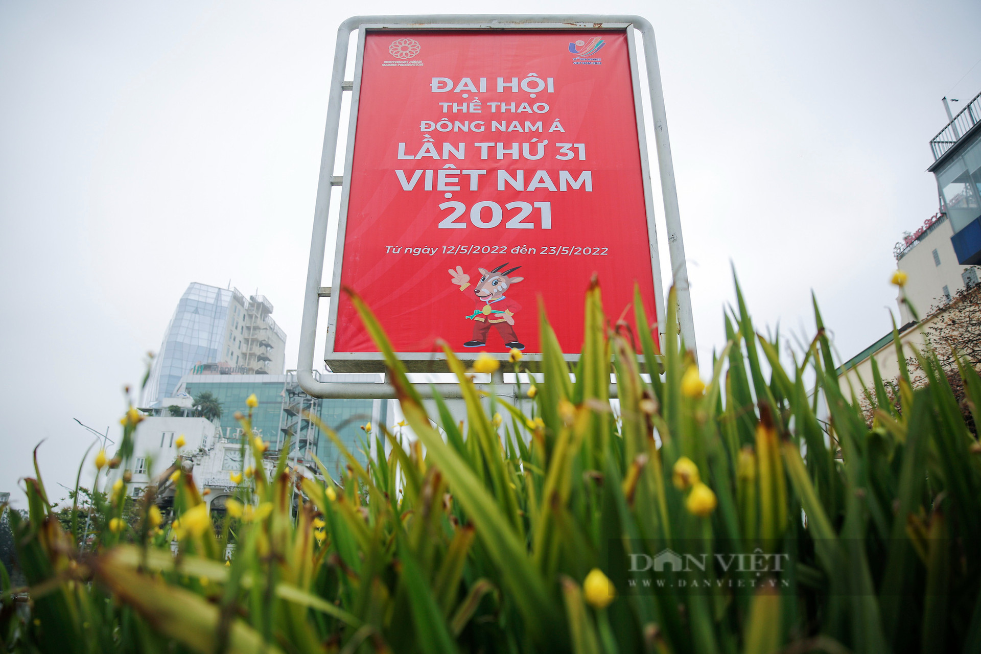 Đường phố Hà Nội trang hoàng rực rỡ chào đón SEA Games 31 - Ảnh 8.