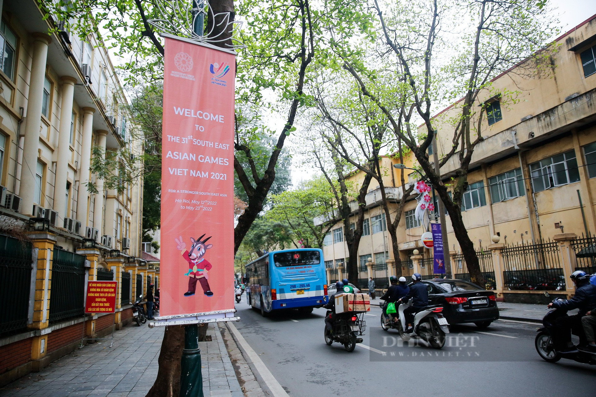 Đường phố Hà Nội trang hoàng rực rỡ chào đón SEA Games 31 - Ảnh 10.