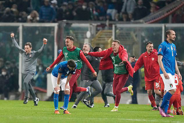 Bất ngờ giành chiến thắng trước đương kim vô địch châu Âu trong trận bán kết playoff, đội bóng bé nhỏ Bắc Macedona sẽ chơi trận chung kết với Bồ Đào Nha tối 29/3 để giành vé tới Qatar 2022. Trong trận đấu cùng giờ Bồ Đào Nha đánh bại Thổ Nhĩ Kỳ 3-1.