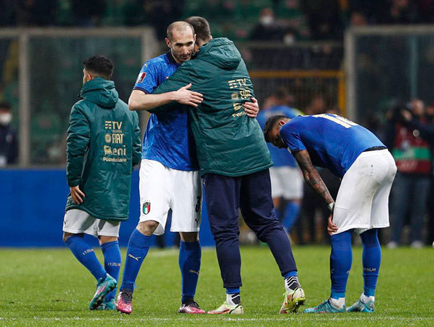 Chiellini và đồng đội an ủi nhau sau trận đấu.