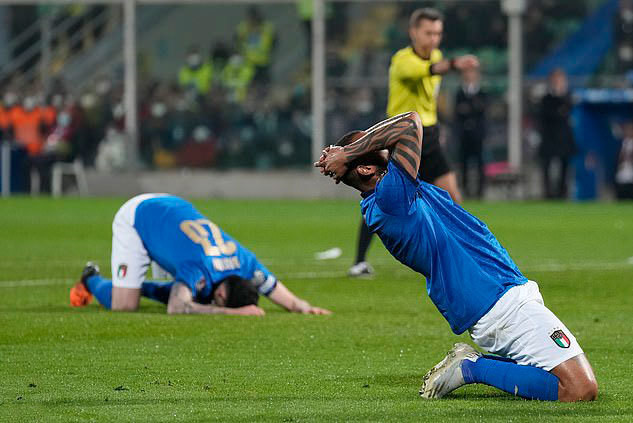 Đây là lần thứ hai liên tiếp Italy vắng mặt tại World Cup. Ở giải đấu năm 2018, đoàn quân thiên thanh bị Thụy Điển loại ở trận tranh vé vớt.