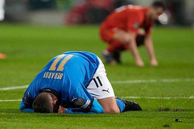 Nỗi thất vọng bẽ bàng của dàn sao Italy sau khi để thua đội bóng bị đánh giá yếu hơn.