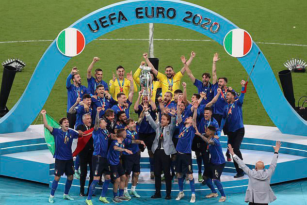 Chưa đầy một năm trước, Italy đăng quang Euro 2020. Đoàn quân của HLV Mancity trải qua giải đấu thành công rực rỡ nhưng kể từ đó lại sa sút phong độ.