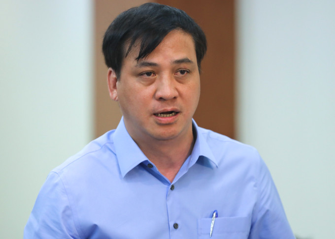 Ông Lê Hòa Bình, Phó chủ tịch UBND TP HCM tại buổi họp HĐND năm 2020. Ảnh: Quỳnh Trần