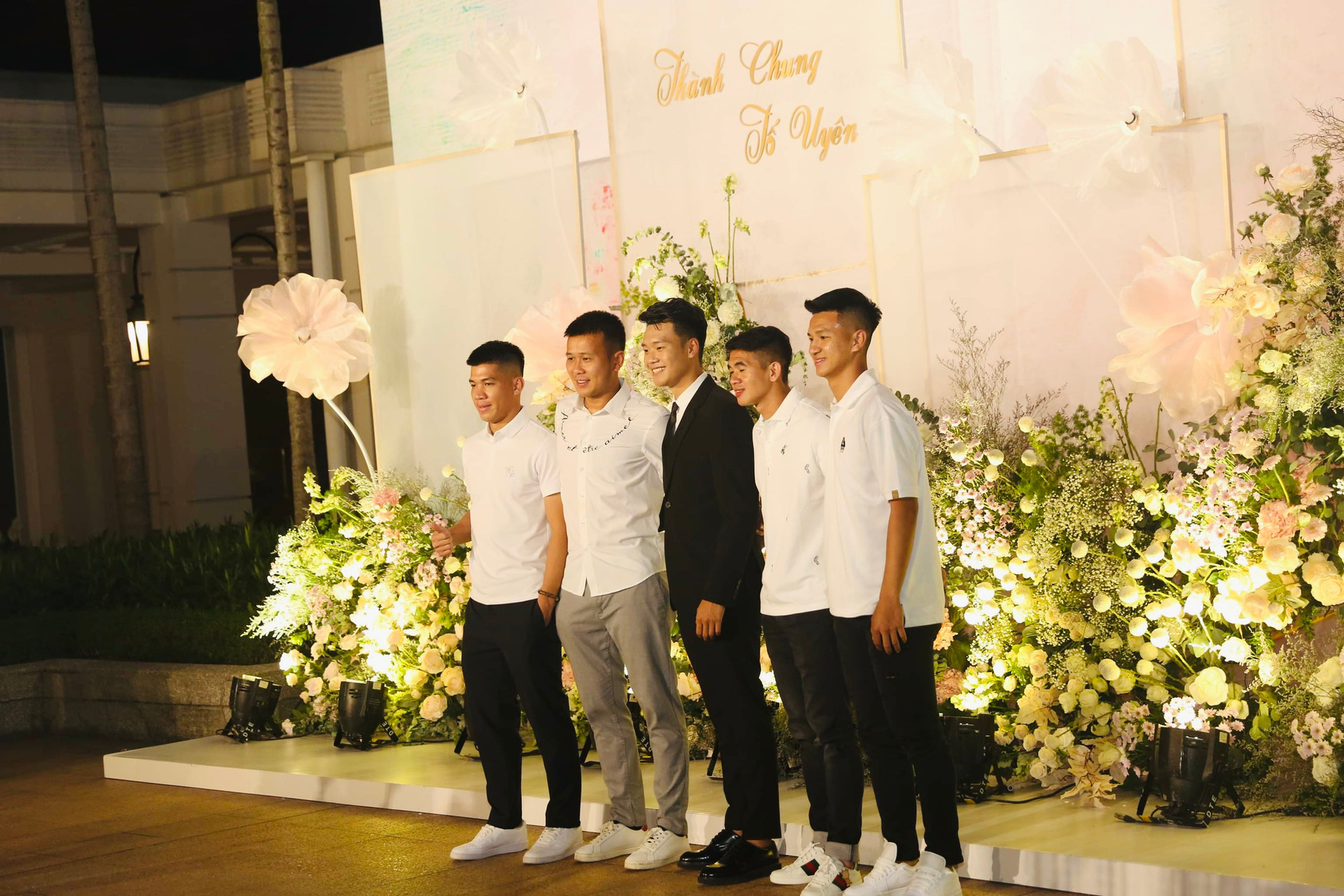 Dàn soái ca của ĐT Việt Nam tham dự đám cưới Thành Chung - Ảnh 1.