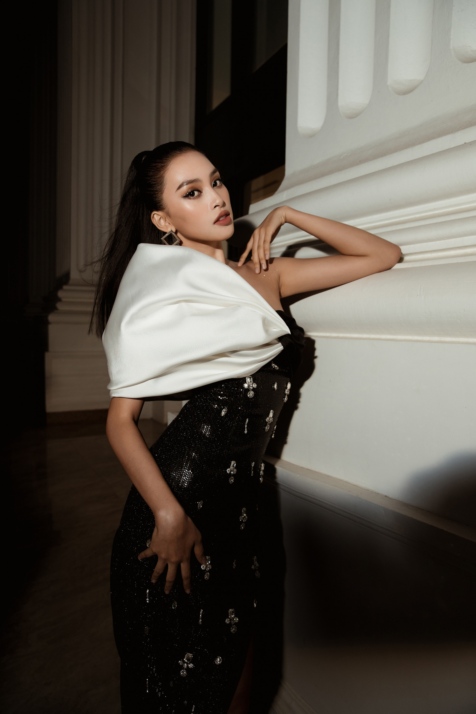 Hoa hậu Việt Nam 2018 cột tóc thấp, duỗi thẳng, trang điểm màu cam đất 