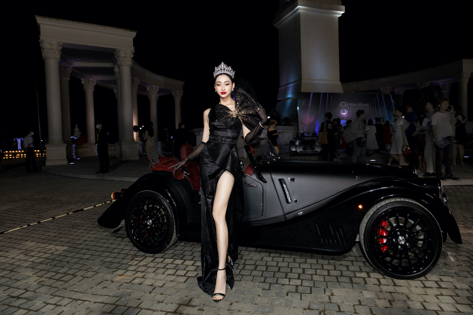 Hoa hậu Lương Thuỳ Linh cũng chọn diện đầm màu đen, nhưng 