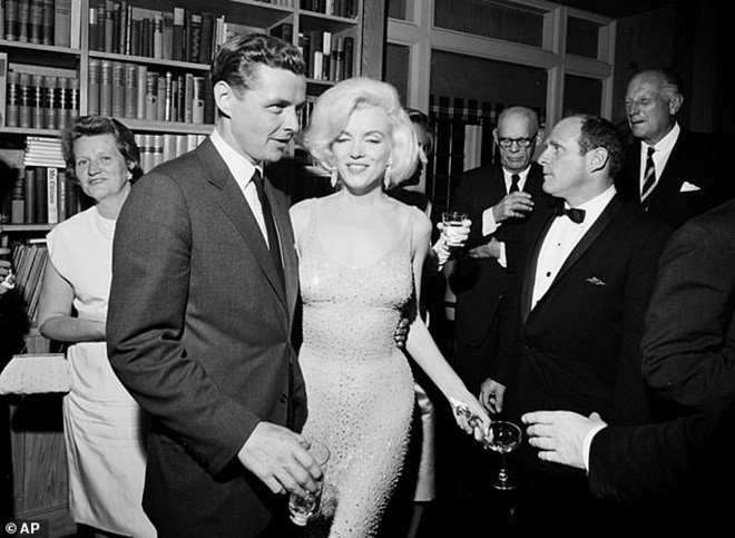 Chiếc váy từng được huyền thoại Marilyn Monroe diện. Trên váy có hơn hàng nghìn viên pha lê. Chiếc váy được đánh giá là phom dáng đỉnh cao của thời trang lúc bấy giờ. Ban đầu, Marilyn Monroe trả khoảng 1.440 USD cho NTK để thực hiện trang phục này.