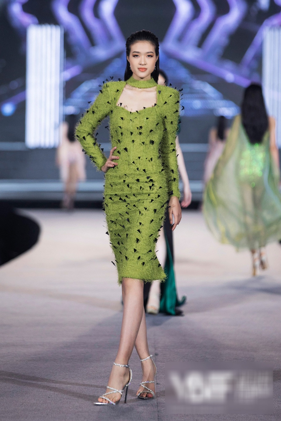 Hồ Thị Yến Nhi cao 1m80, hiện cũng là thí sinh của Hoa hậu Thế giới Việt Nam 2022.