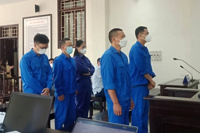 Các bị cáo Vũ Đức Tuấn, HOàng Hồng Hạnh, Nguyễn Bằng Giang, Phạm Thu Hiền và Nguyễn Hoàng Hà bị đưa ra xét xử ngày 5/5. Ảnh: CTV