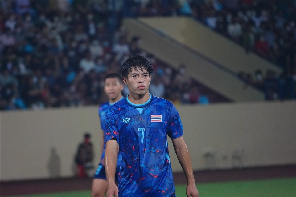 Ekanit Panya bị chấn thương nhẹ ở trận thua U23 Malaysia, nhưng rất may anh đã hồi phục kịp thời. Tiền vệ tấn công này được xem là “Messi Thái mới” của bóng đá Thái Lan khi sở hữu thể hình, vị trí chơi và tài năng không kém cạnh Chanathip Songkrasin. Mới 23 tuổi, Ekanit đã khoác áo tuyển Thái Lan tại vòng loại World Cup 2022 và đã có các danh hiệu lớn ở trong nước.