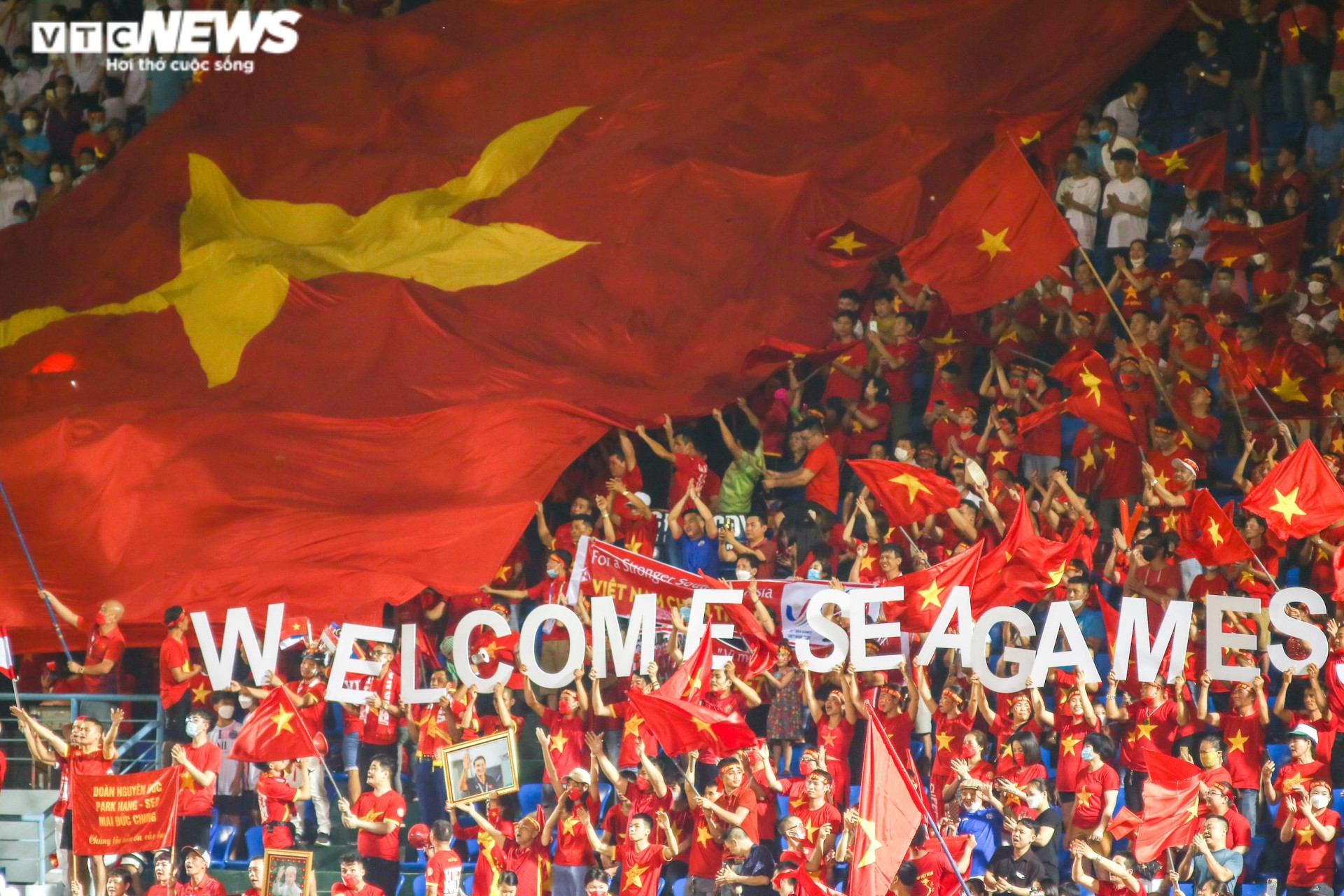 Tuyển bóng đá nữ Việt Nam ấm lòng giữa biển người hâm mộ  - 1