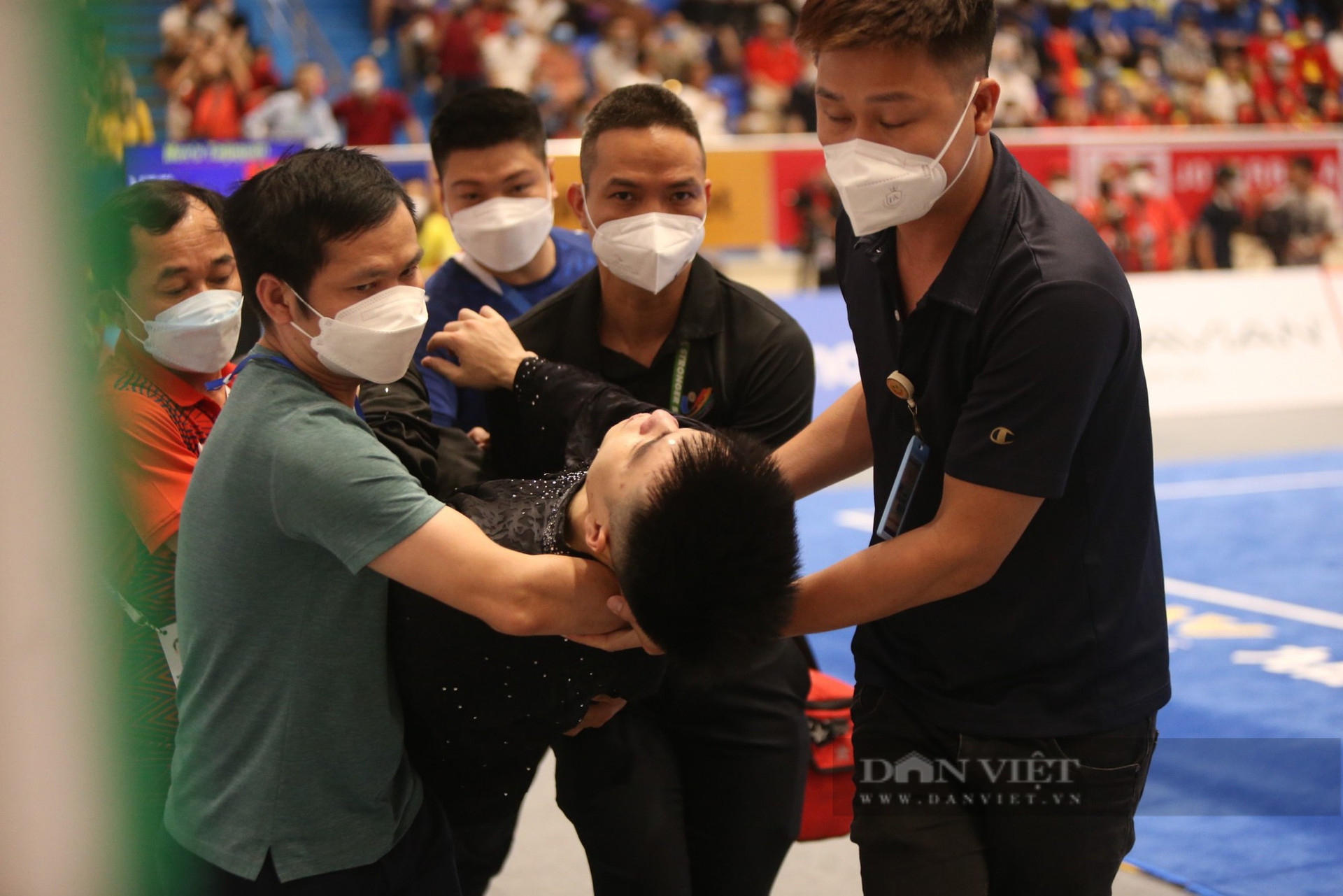 Võ sĩ Việt Nam gục ngất ngay trên sàn đấu, bỏ lỡ cơ hội tranh HCV trong gang tấc - Ảnh 6.