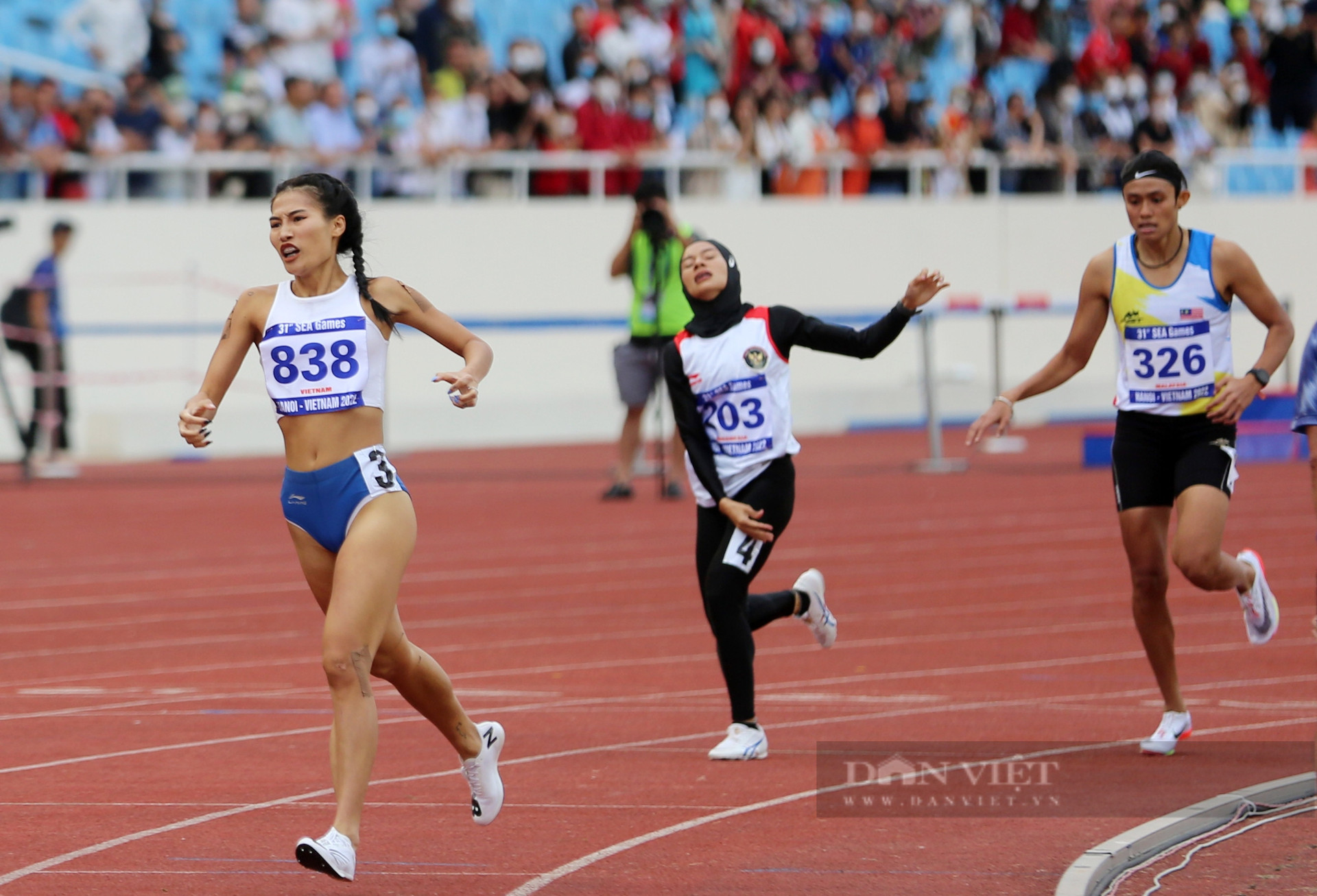 Màn ăn mừng đầy cảm xúc của Phương Anh khi đoạt HC vàng SEA Games nội dung 800m nữ - Ảnh 2.