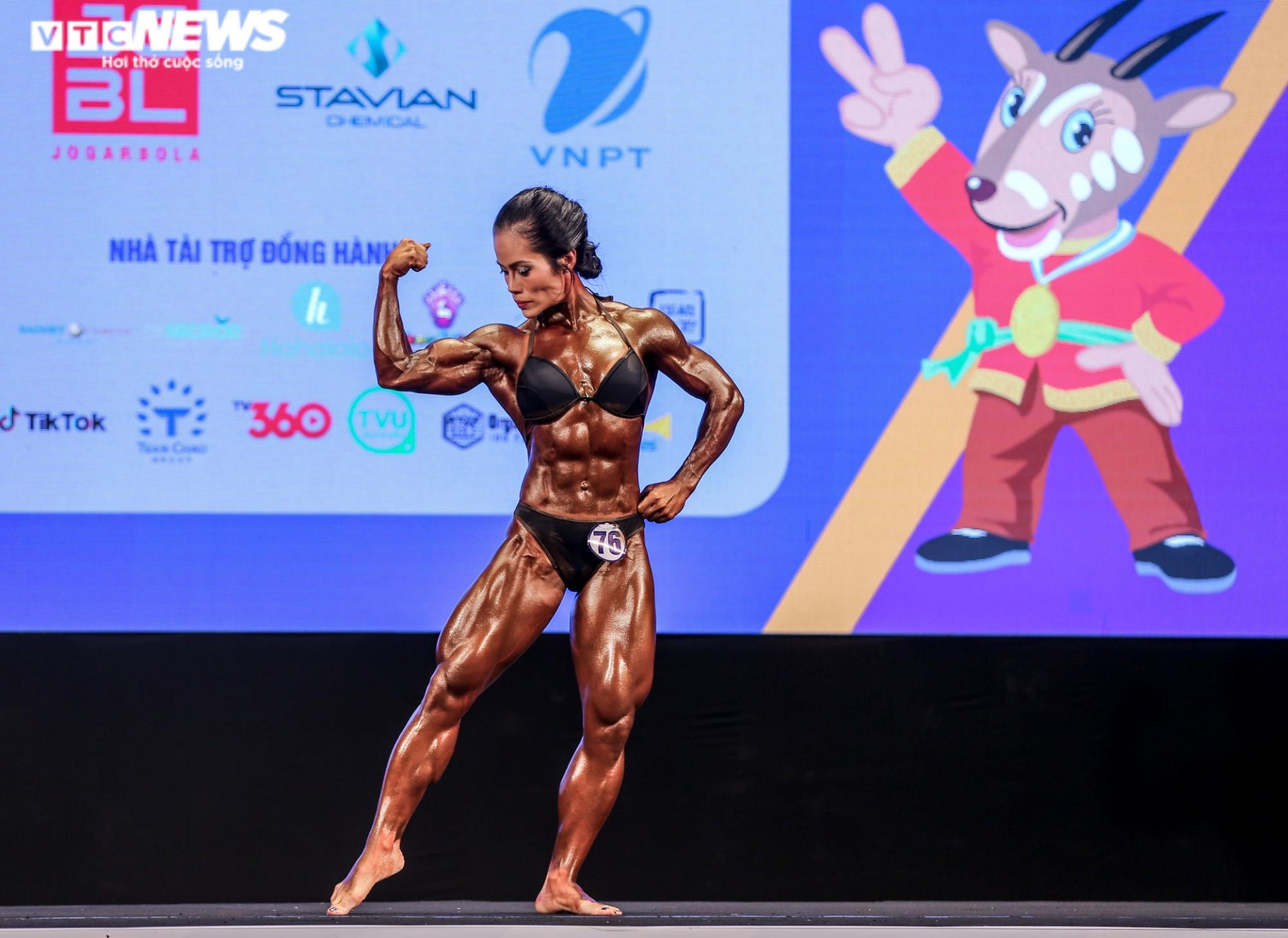Ngắm cơ bắp cuồn cuộn của nữ VĐV thể hình Việt Nam vô địch SEA Games 31 - 4