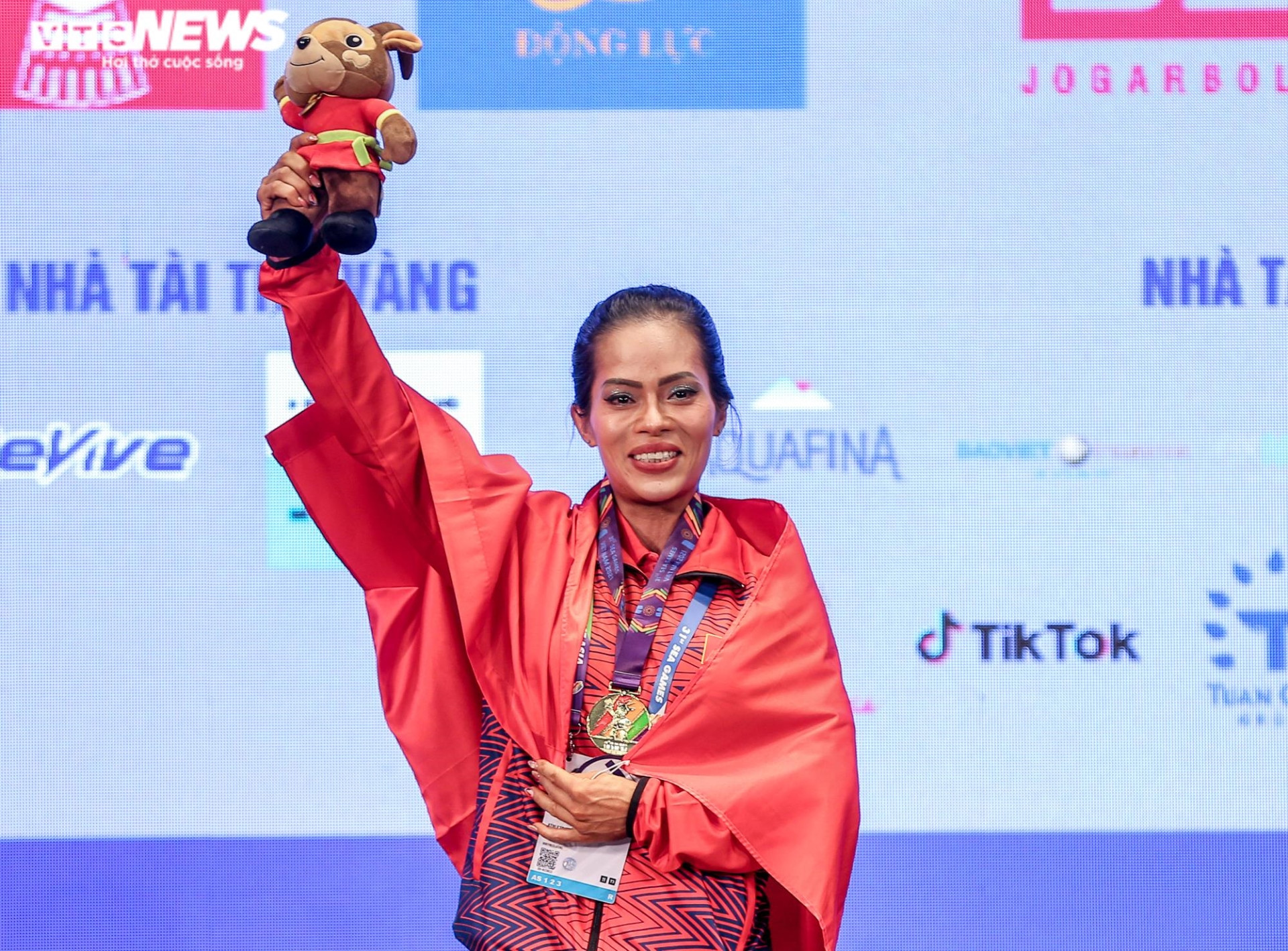 Ngắm cơ bắp cuồn cuộn của nữ VĐV thể hình Việt Nam vô địch SEA Games 31 - 10