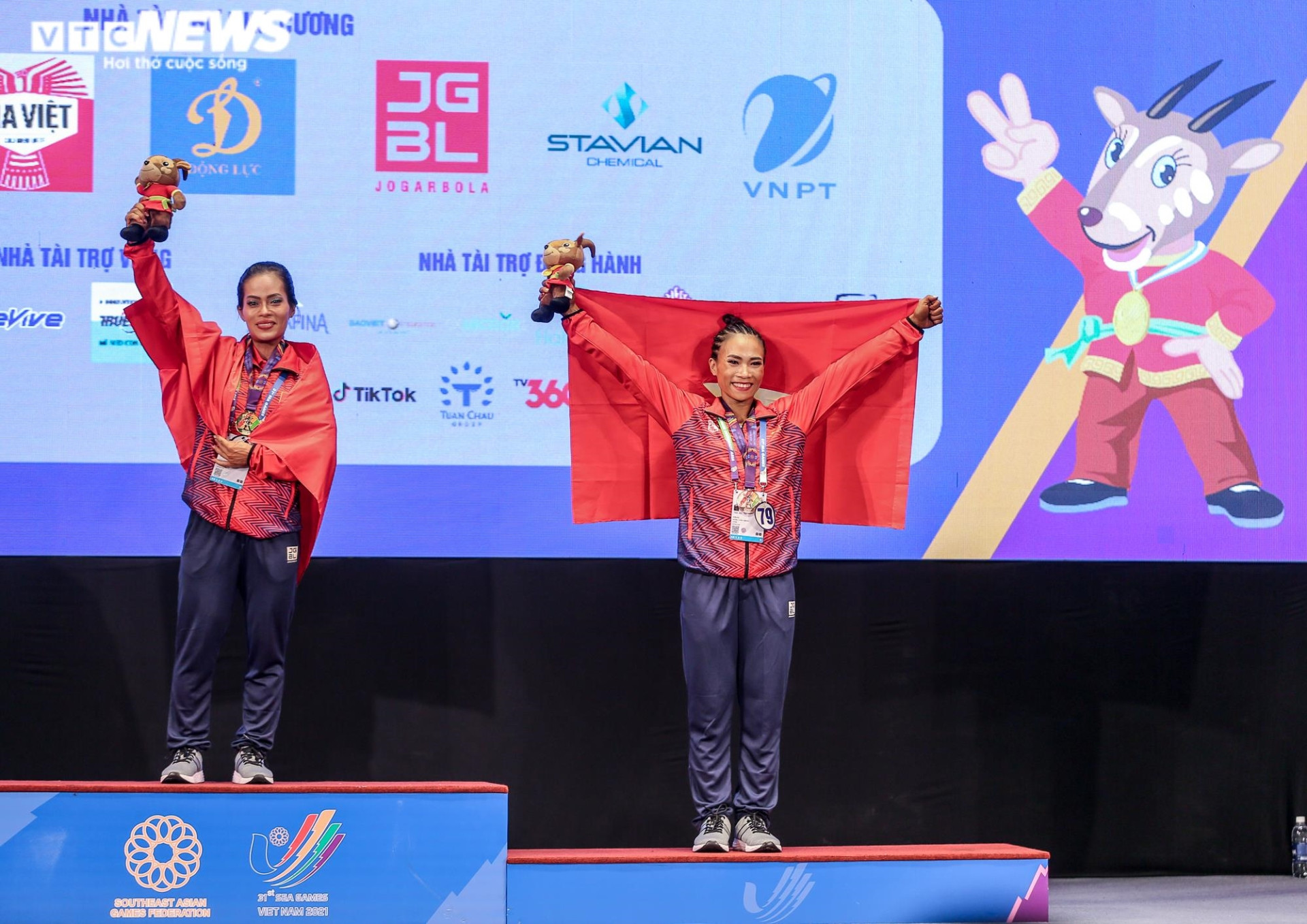 Ngắm cơ bắp cuồn cuộn của nữ VĐV thể hình Việt Nam vô địch SEA Games 31 - 11