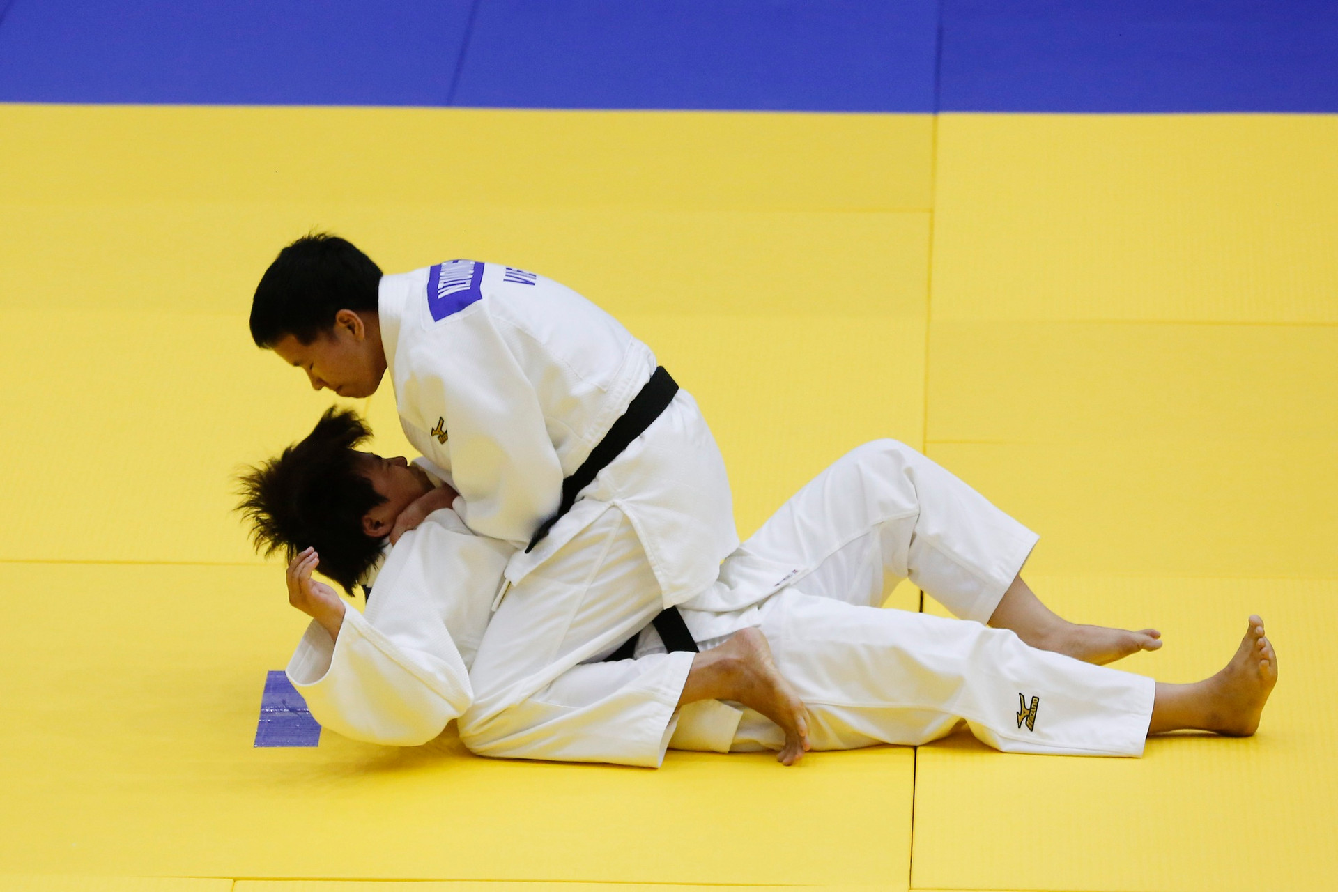 Hàng trăm học sinh mang theo trống đánh cổ vũ cuồng nhiệt cho các võ sĩ Judo Việt Nam thi đấu - Ảnh 7.