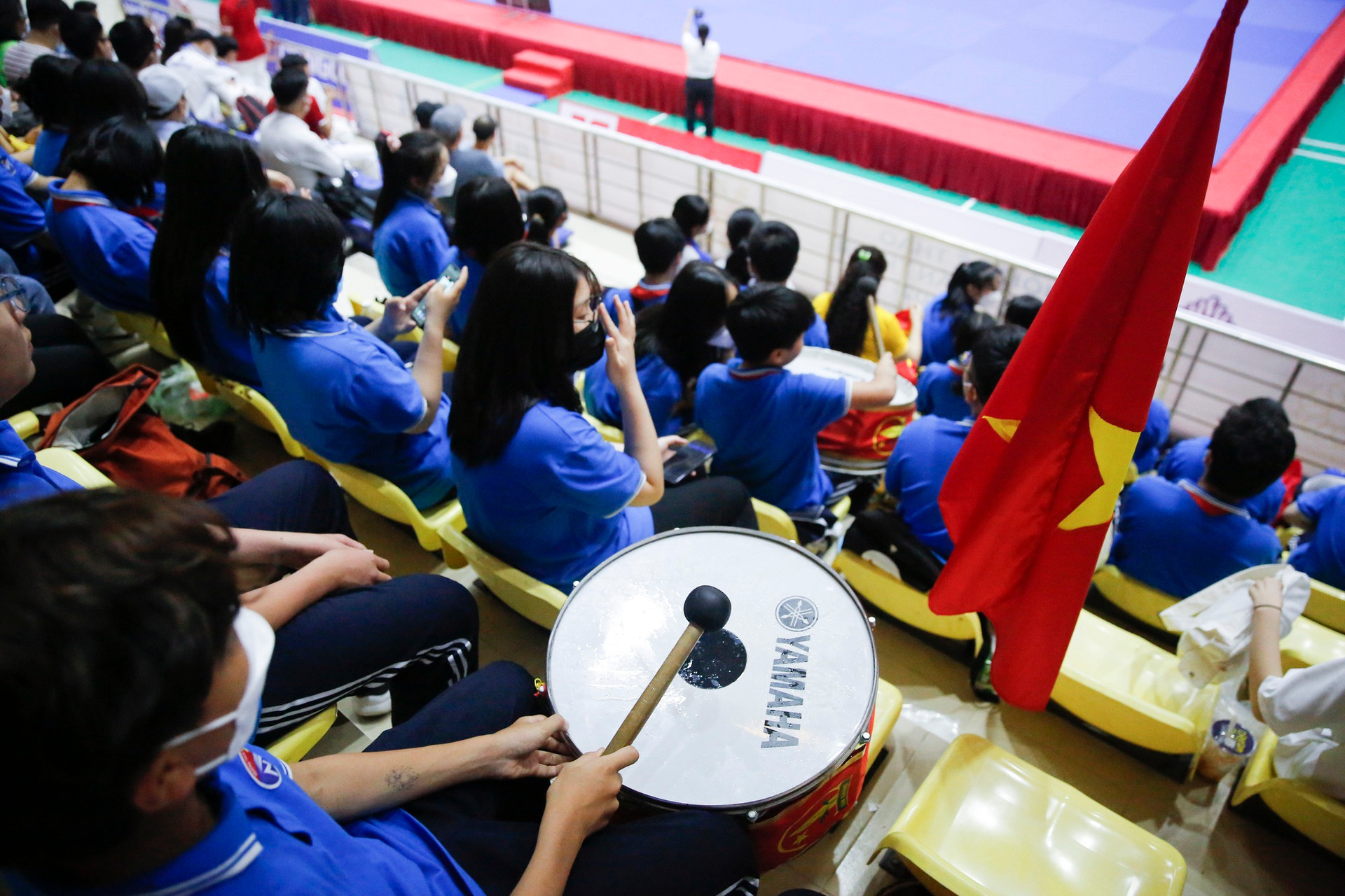 Hàng trăm học sinh mang theo trống đánh cổ vũ cuồng nhiệt cho các võ sĩ Judo Việt Nam thi đấu - Ảnh 8.