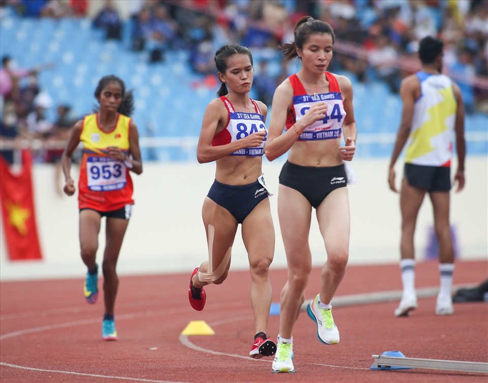 Ưu thế vượt trội của điền kinh Việt Nam ở các cự ly chạy dài tiếp tục được khẳng định trong phần thi đấu ở nội dung 10.000m nữ, khi 2 tuyển thủ của Đội tuyển Điền kinh Quốc gia độc chiếm 2 vị trí dẫn đầu.