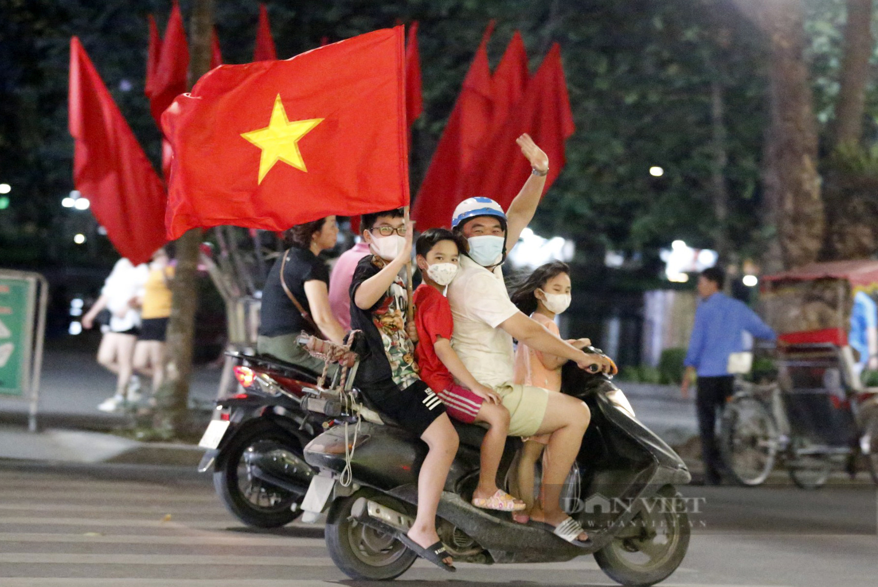 Người hâm mộ đổ ra đường ăn mừng U23 Việt Nam vào chung kết SEA Games 31 - Ảnh 3.