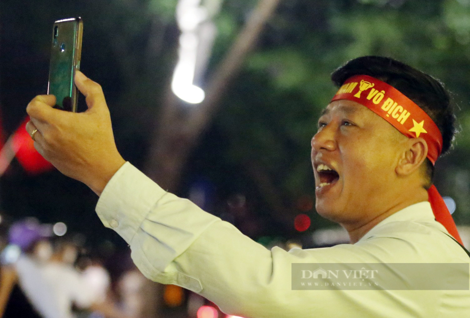 Người hâm mộ đổ ra đường ăn mừng U23 Việt Nam vào chung kết SEA Games 31 - Ảnh 5.