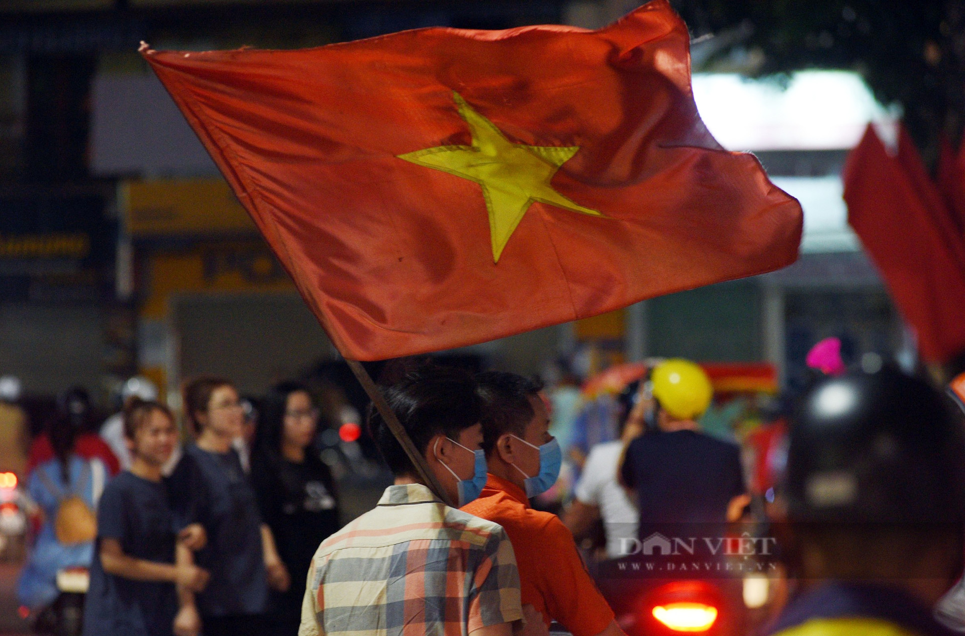Người hâm mộ đổ ra đường ăn mừng U23 Việt Nam vào chung kết SEA Games 31 - Ảnh 6.