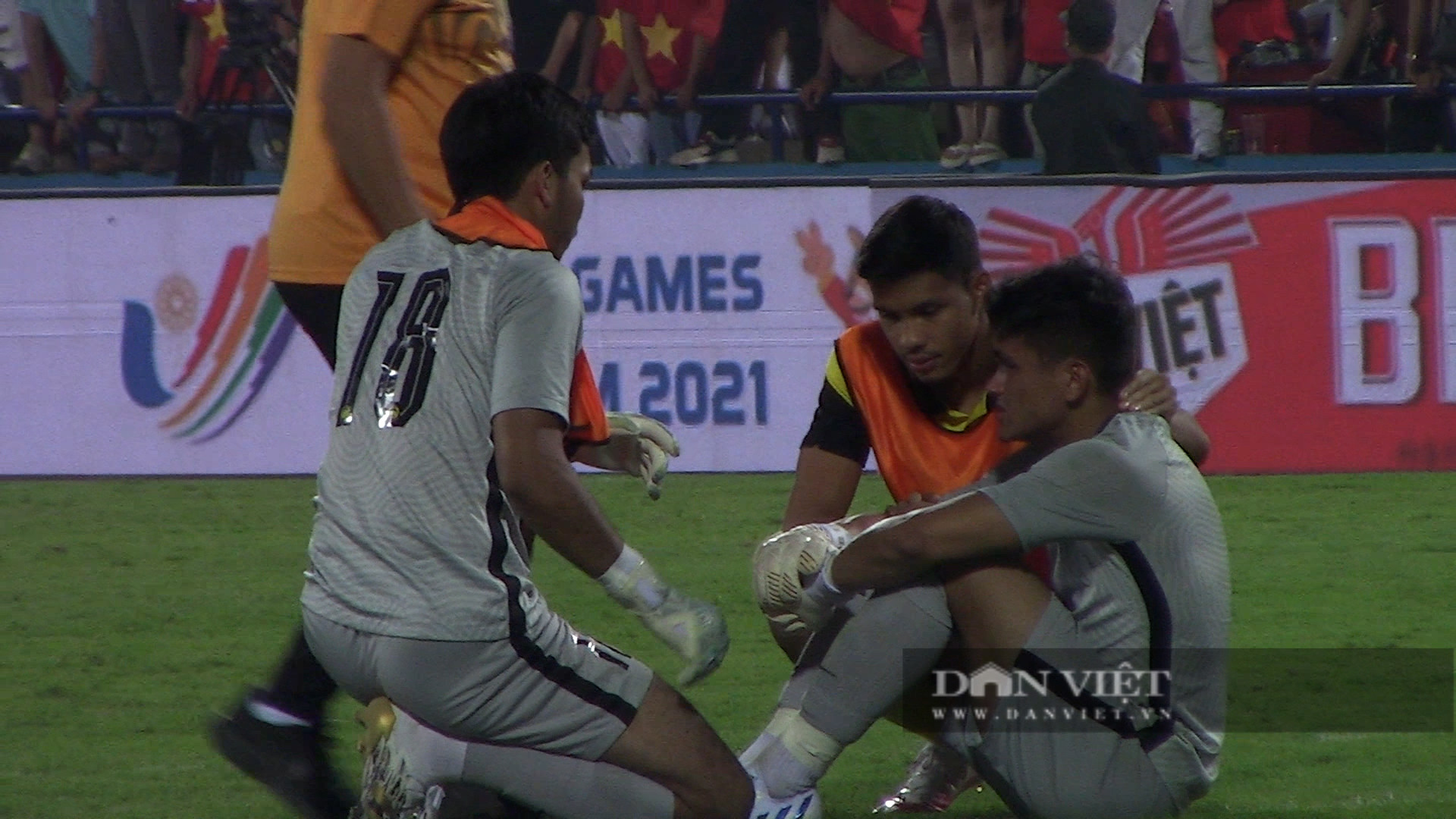 U23 Malaysia bật khóc nức nở sau trận thua Việt Nam phút chót - Ảnh 7.