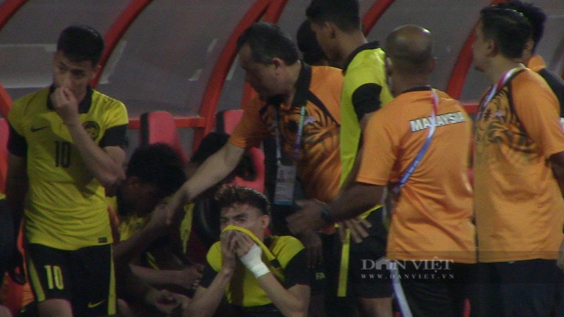 U23 Malaysia bật khóc nức nở sau trận thua Việt Nam phút chót - Ảnh 3.