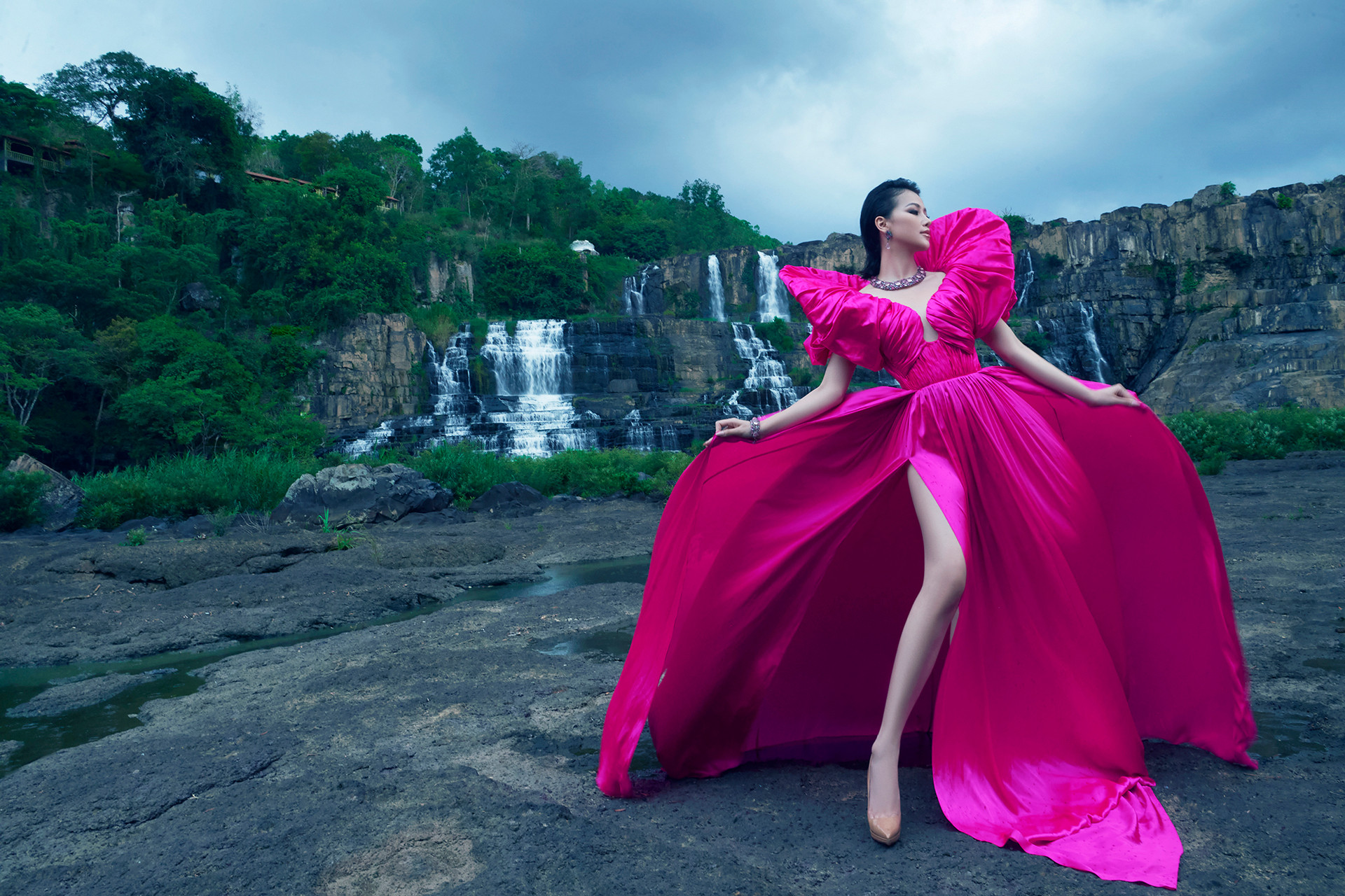 Hoa hậu Phương Khánh ngọt ngào với váy xoè cắt xẻ sâu, gây ấn tượng với sắc hồng 