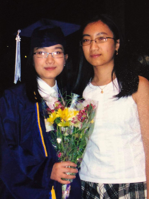 Bác sĩ Christina (trái) trong ngày tốt nghiệp trung học năm 2008. Ảnh: Nhân vật cung cấp
