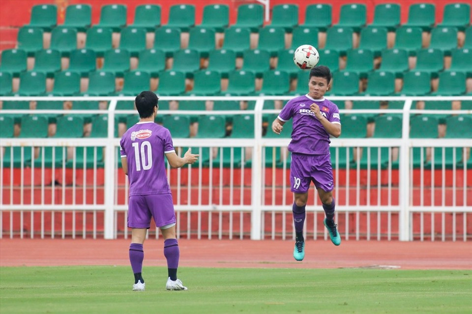 Quang Hải bắt cặp khởi động cùng Công Phượng. Nhiều khả năng anh sẽ công bố đội bóng mới sau khi cùng tuyển Việt Nam đối đầu Afghanistan.