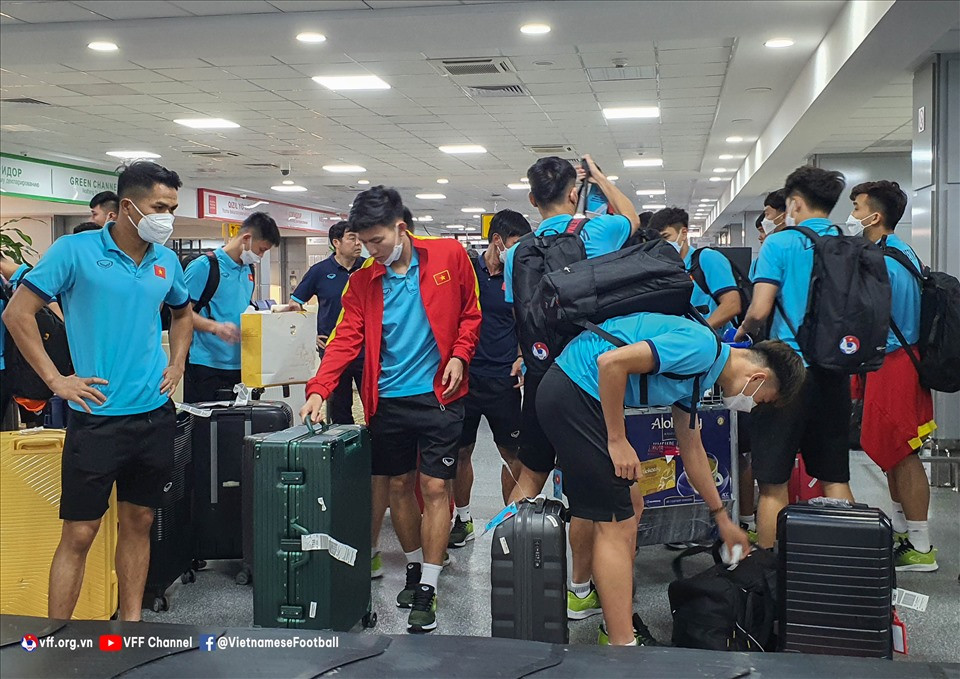 Huấn luyện viên Gong Oh-kyun và U23 Việt Nam chia 2 nhóm trở về nước sau tứ kết U23 Châu Á 2022. Ảnh: VFF