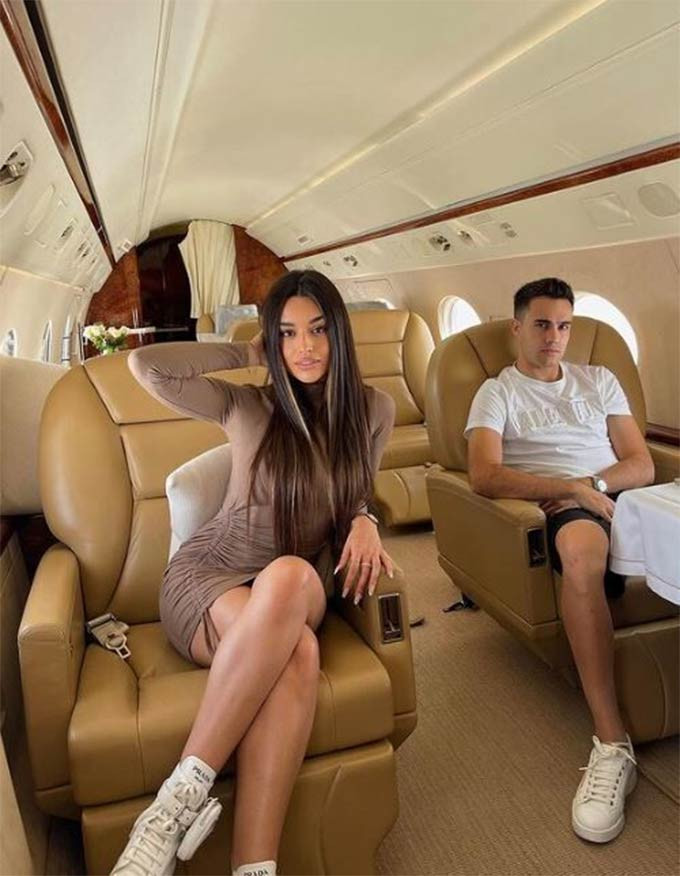 Reguilon và Marta Diaz bay từ London tới Madrid bằng chuyên cơ sang chảnh