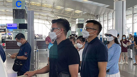 Nóng: Quang Hải bịn rịn chia tay gia đình sang Pháp, sẵn sàng gia nhập Pau FC
