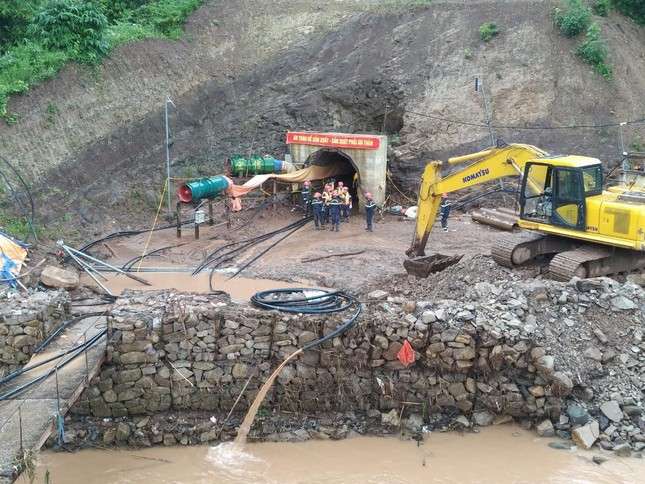 Nóng: Hàng trăm người hối hả giải cứu công nhân mắc kẹt trong hầm thủy điện ở Điện Biên ảnh 5