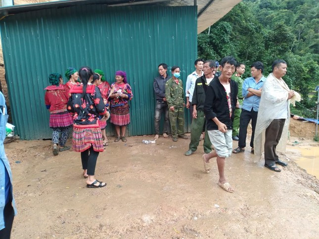 Nóng: Hàng trăm người hối hả giải cứu công nhân mắc kẹt trong hầm thủy điện ở Điện Biên ảnh 7