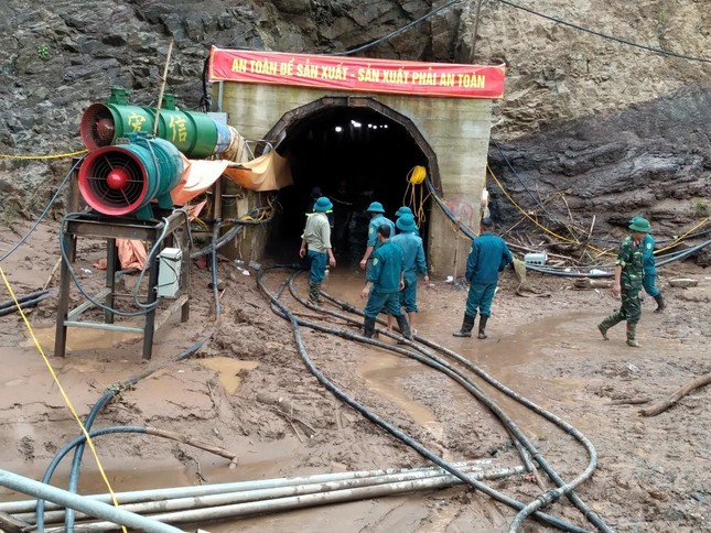 Nóng: Hàng trăm người hối hả giải cứu công nhân mắc kẹt trong hầm thủy điện ở Điện Biên ảnh 1