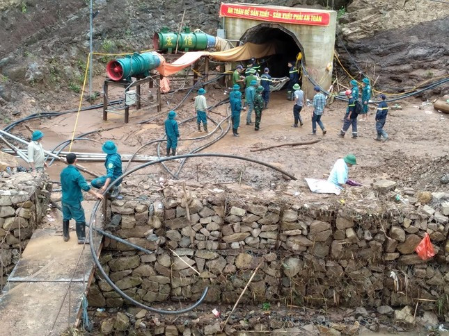 Nóng: Hàng trăm người hối hả giải cứu công nhân mắc kẹt trong hầm thủy điện ở Điện Biên ảnh 2