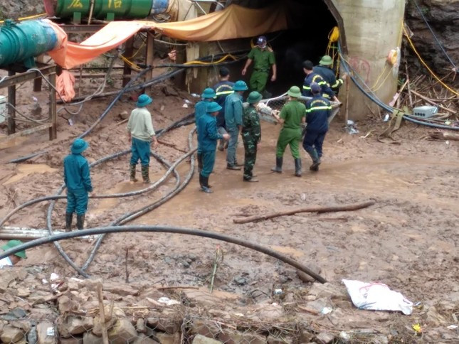 Nóng: Hàng trăm người hối hả giải cứu công nhân mắc kẹt trong hầm thủy điện ở Điện Biên ảnh 3