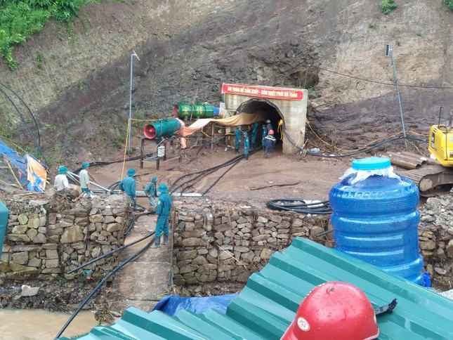 Nóng: Hàng trăm người hối hả giải cứu công nhân mắc kẹt trong hầm thủy điện ở Điện Biên ảnh 4