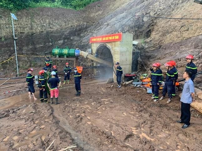 Nóng: Hàng trăm người hối hả giải cứu công nhân mắc kẹt trong hầm thủy điện ở Điện Biên ảnh 8