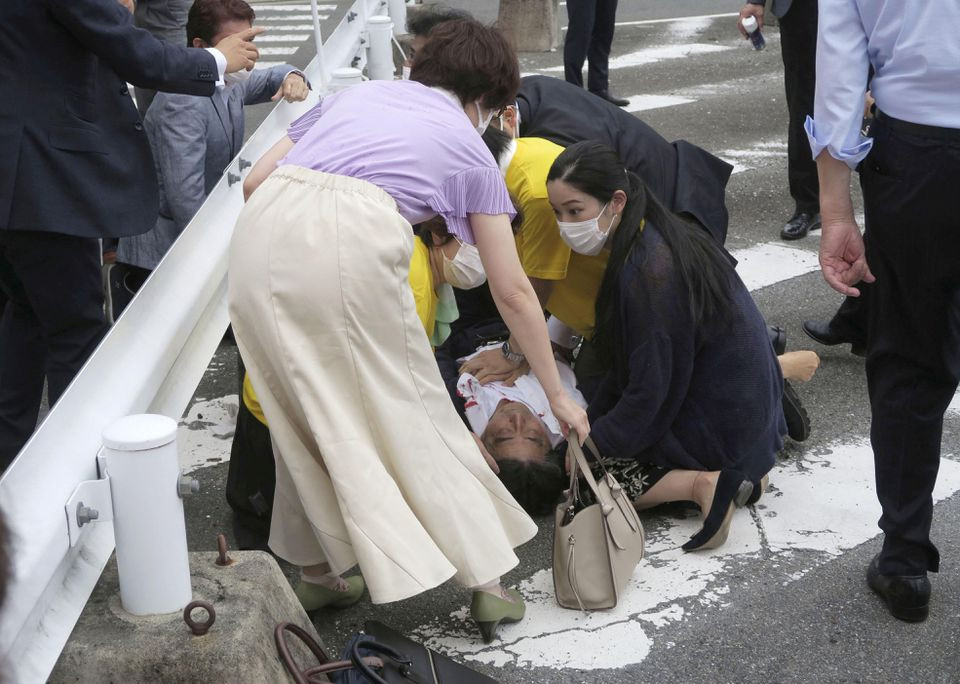 Cựu thủ tướng Nhật Abe Shinzo bị bắn vào ngực, có khả năng tử vong - Ảnh 1.