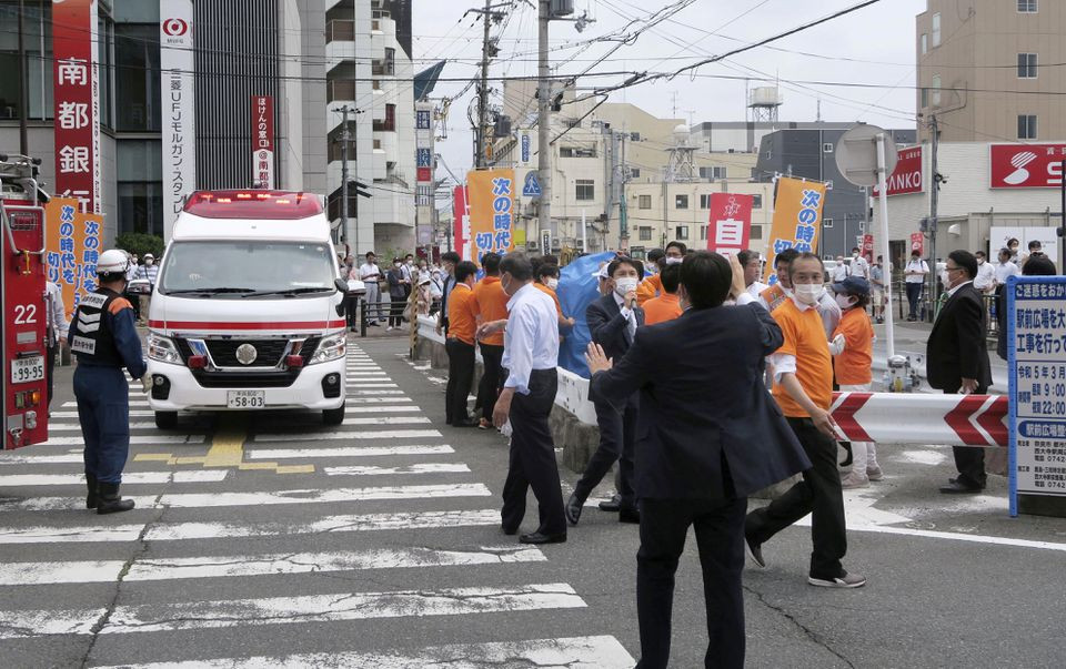Cựu thủ tướng Nhật Abe Shinzo bị bắn vào ngực, có khả năng tử vong - Ảnh 4.