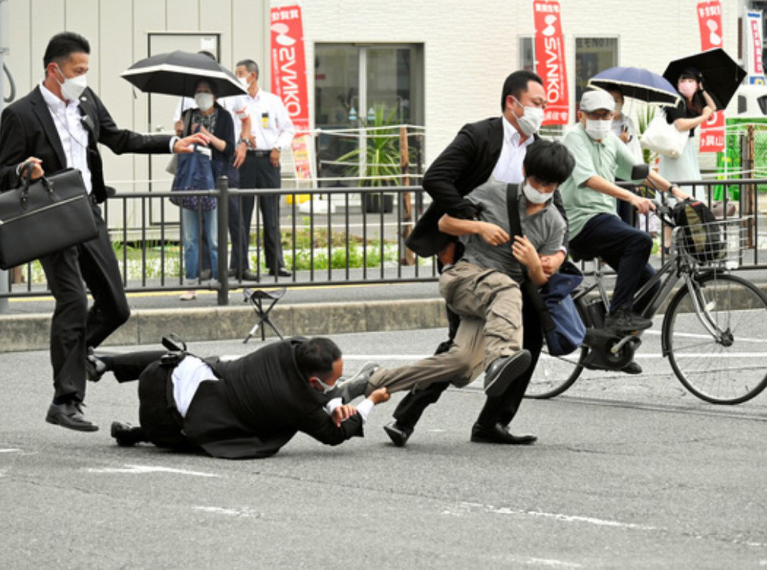 Cựu thủ tướng Abe Shinzo đã qua đời sau khi bị bắn - Ảnh 3.