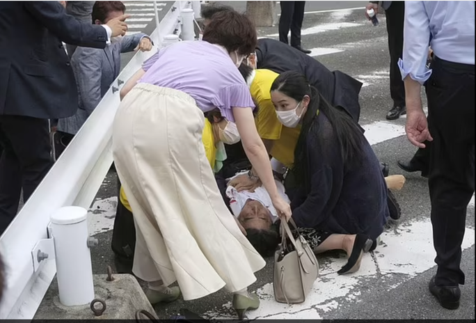 NÓNG: Cựu Thủ tướng Nhật Bản Abe Shinzo bị bắn, không còn dấu hiệu sống - Ảnh 3.