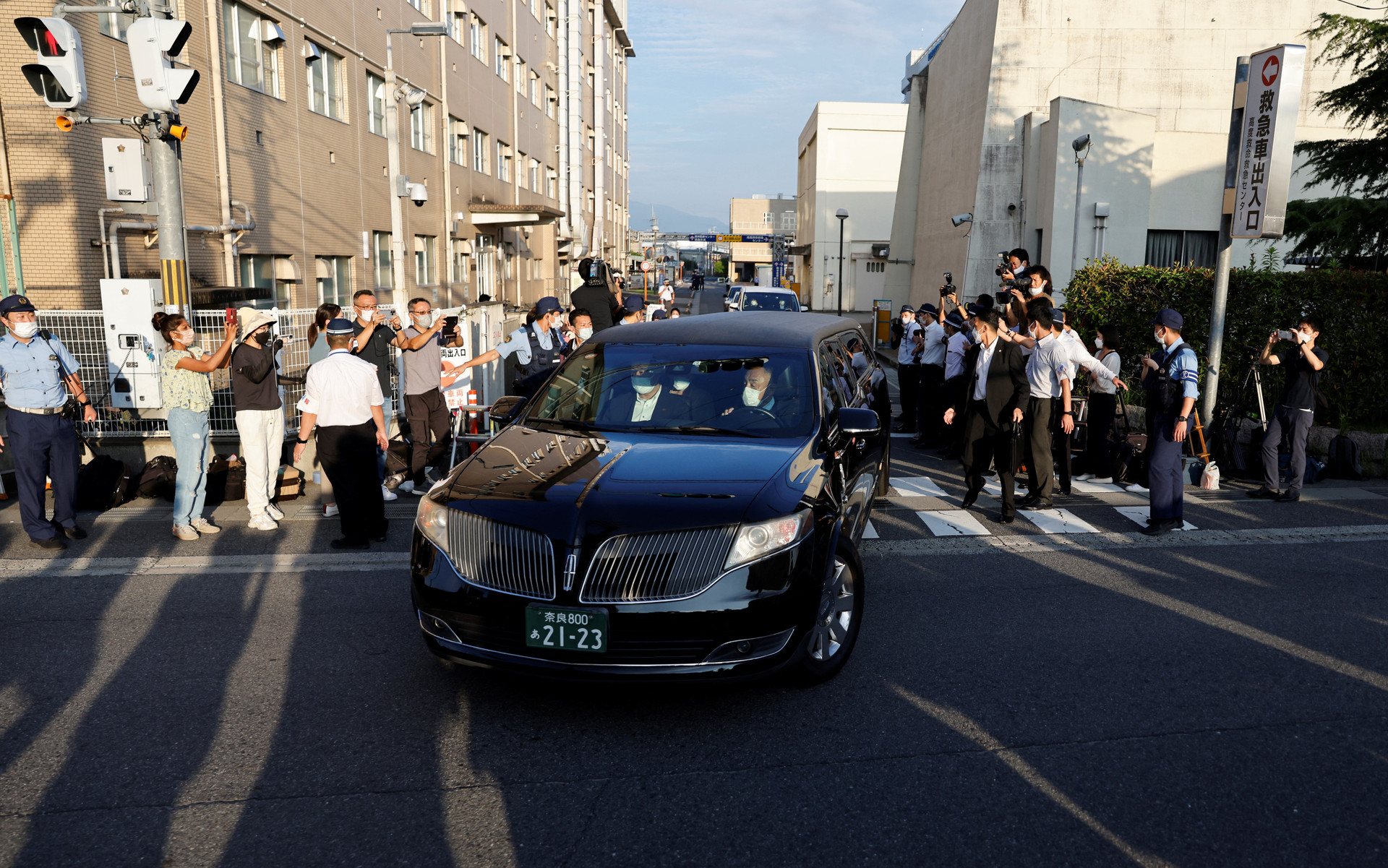 Sáng nay 9-7, xe tang đưa cựu thủ tướng Nhật Bản Abe Shinzo rời bệnh viện về nhà ở Tokyo - Ảnh 1.
