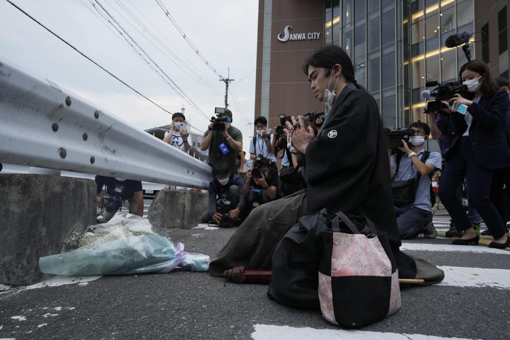 Sáng nay 9-7, xe tang đưa cựu thủ tướng Nhật Bản Abe Shinzo rời bệnh viện về nhà ở Tokyo - Ảnh 3.