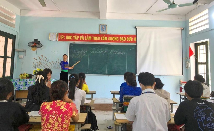 Cô giáo dân tộc Thái và nhiệt huyết 'gieo chữ' cho học sinh đồng bào ảnh 1
