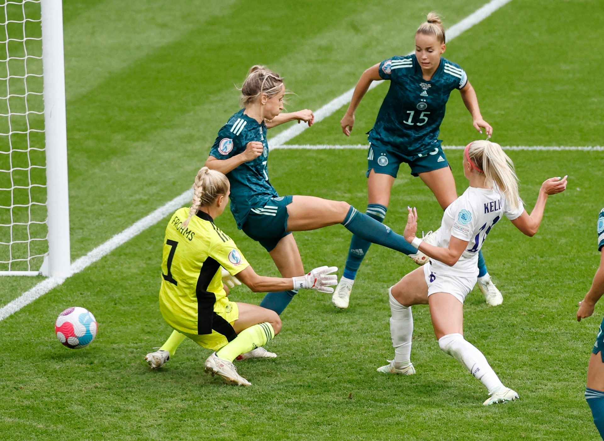 Nữ cầu thủ cởi áo ăn mừng bàn thắng giúp tuyển Anh vô địch EURO 2022 - 1